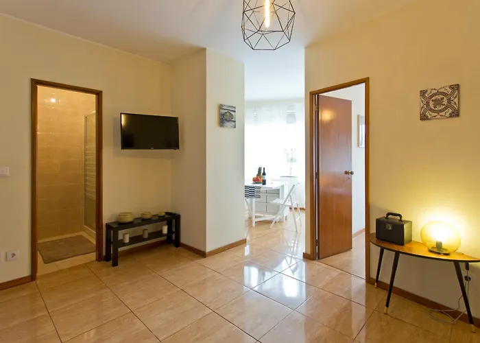 Host Wise - Spacious Trendy Flat W Netflix - Location Apartmán